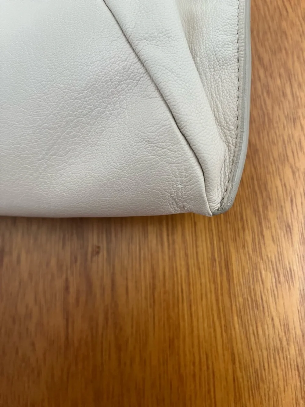 Yves Saint Laurent Mombasa Cream Leather Shoulder Bag with Ivory Handles - Picture 8 of 14